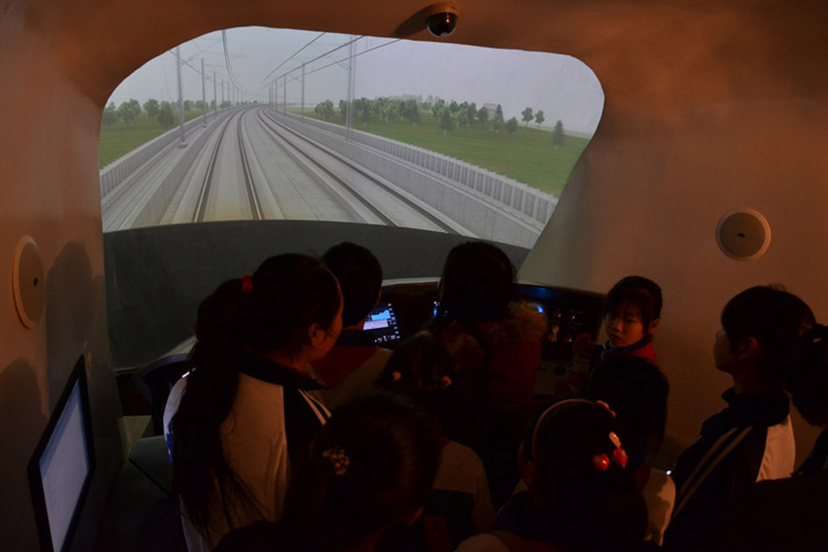 教育体验速动车组模拟驾驶.jpg